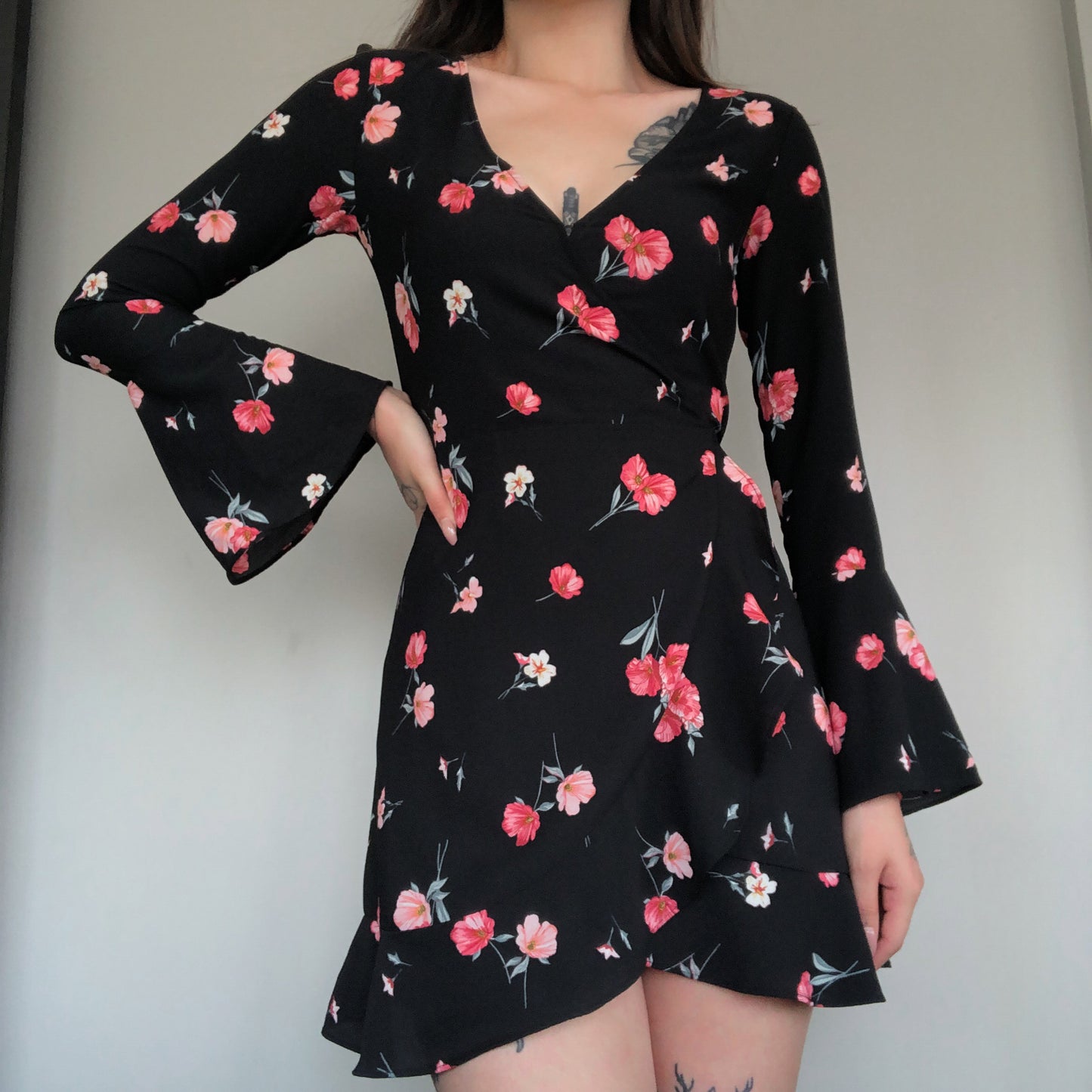 Vestido negro rosas envolvente