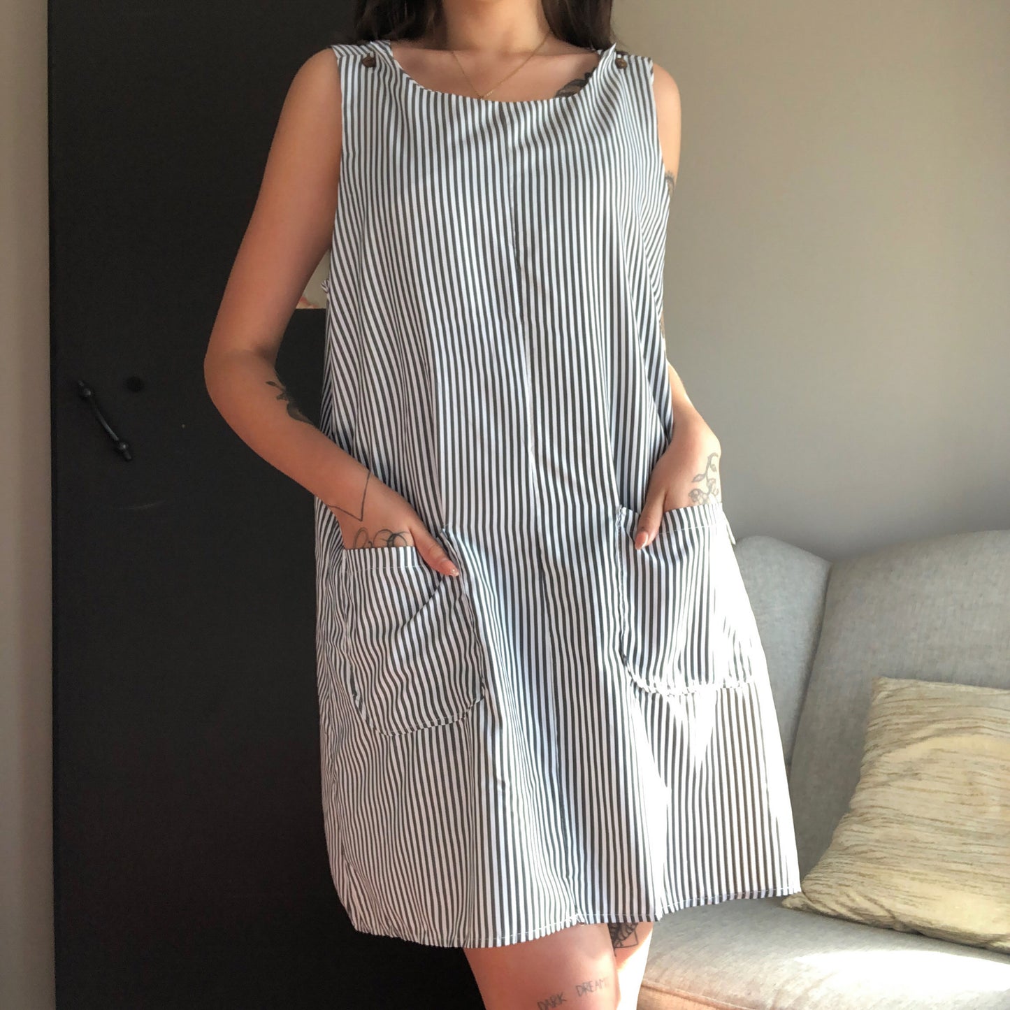 Vestido de lîneas y bolsas