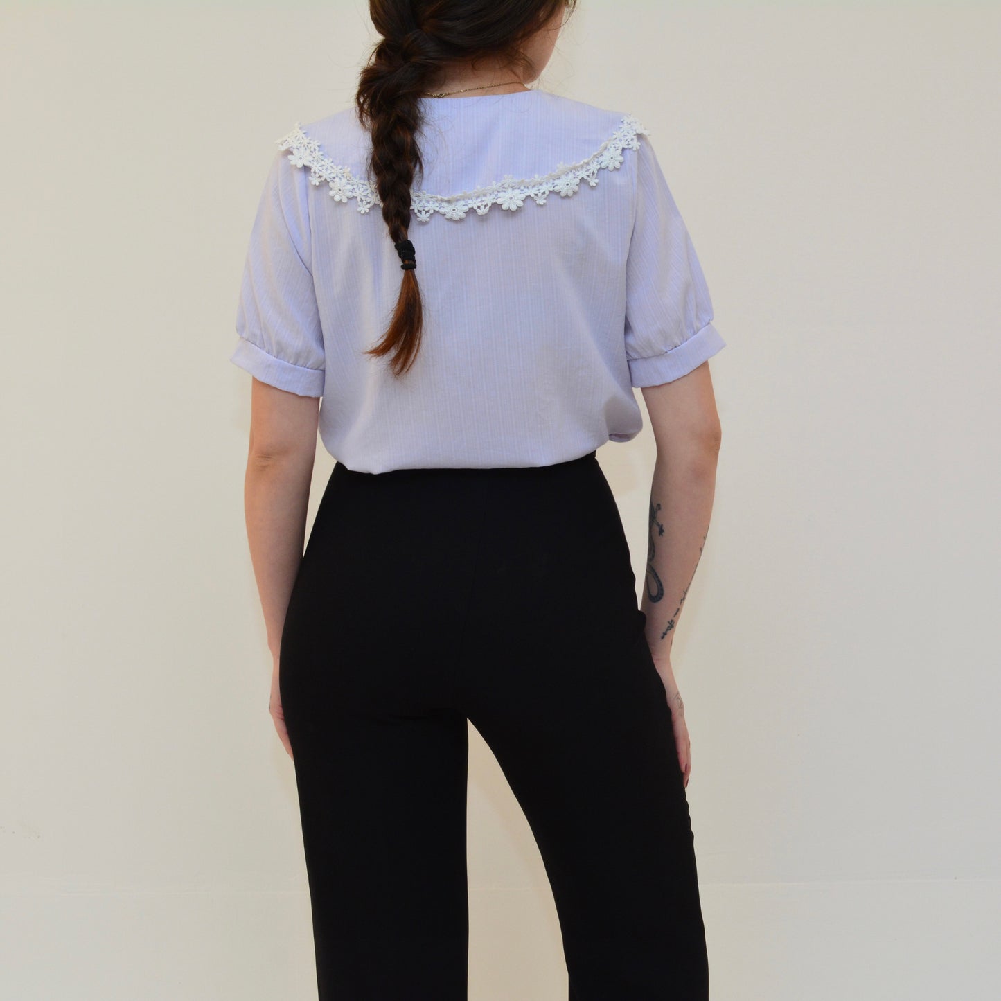 Blusa lila con cuellito bordado