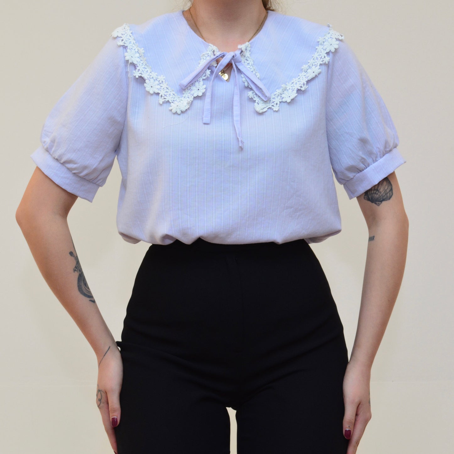 Blusa lila con cuellito bordado
