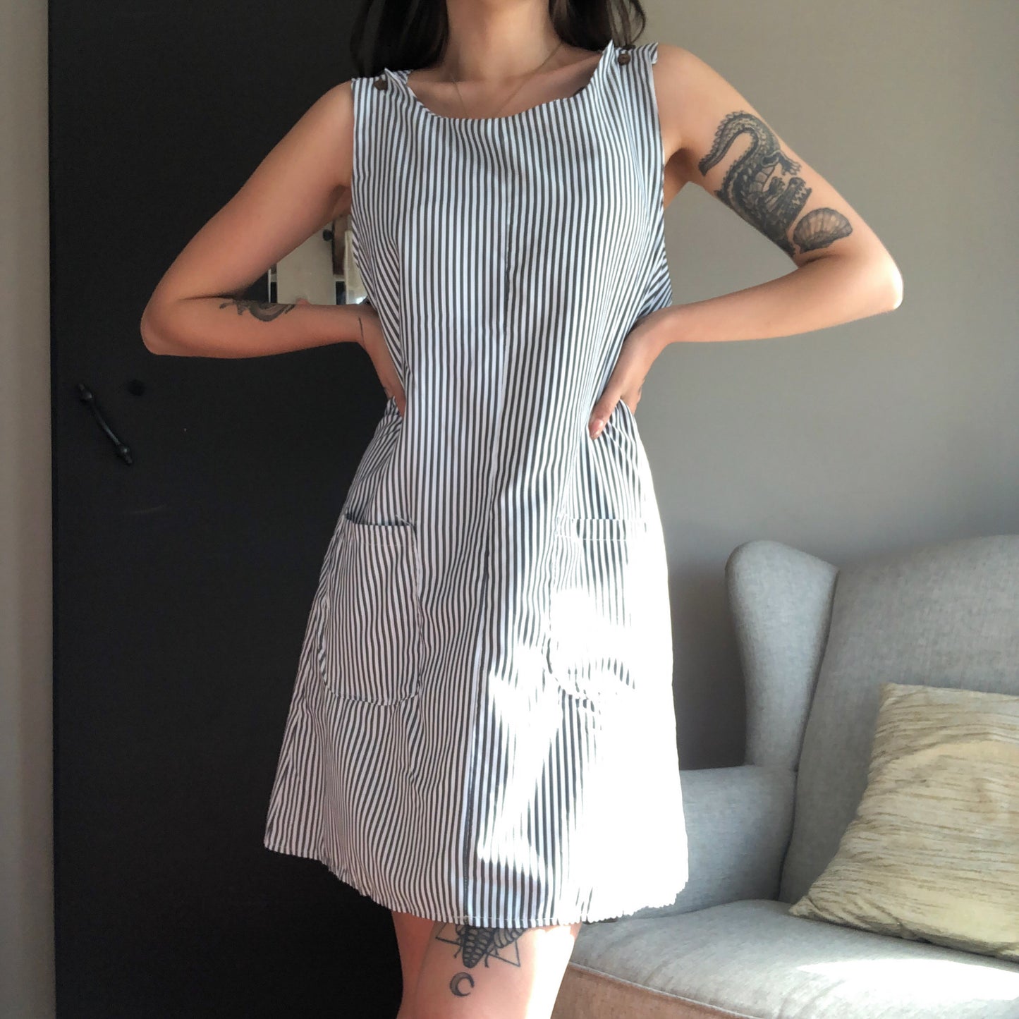 Vestido de lîneas y bolsas