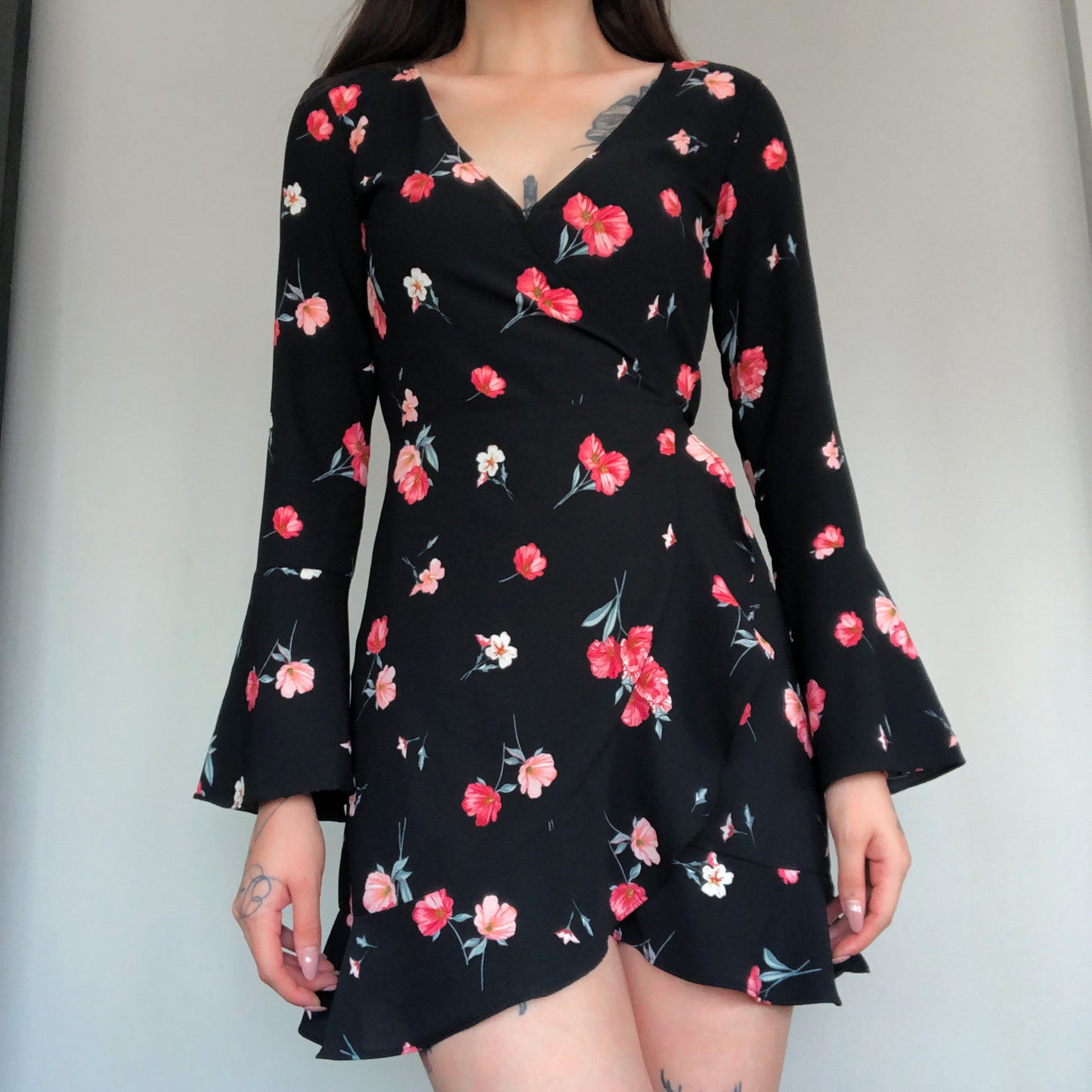 Vestido negro rosas envolvente