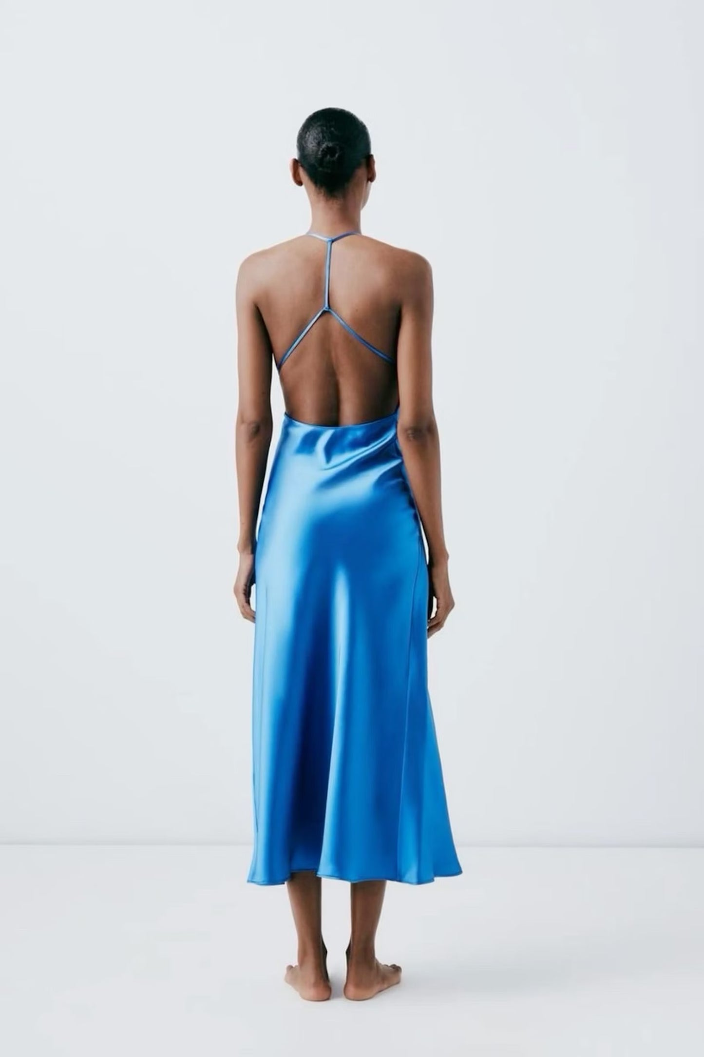 Vestido azul satinado escotado