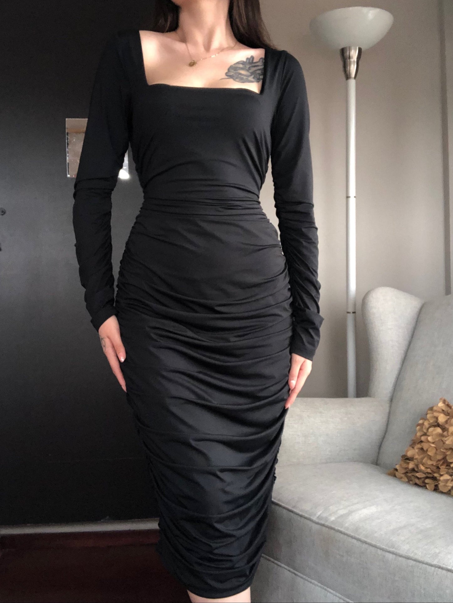 Vestido negro drappeado midi