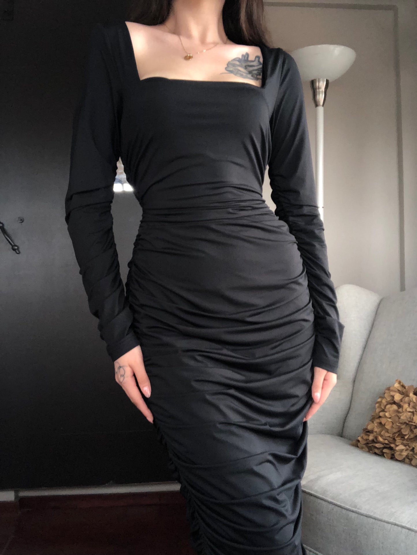 Vestido negro drappeado midi