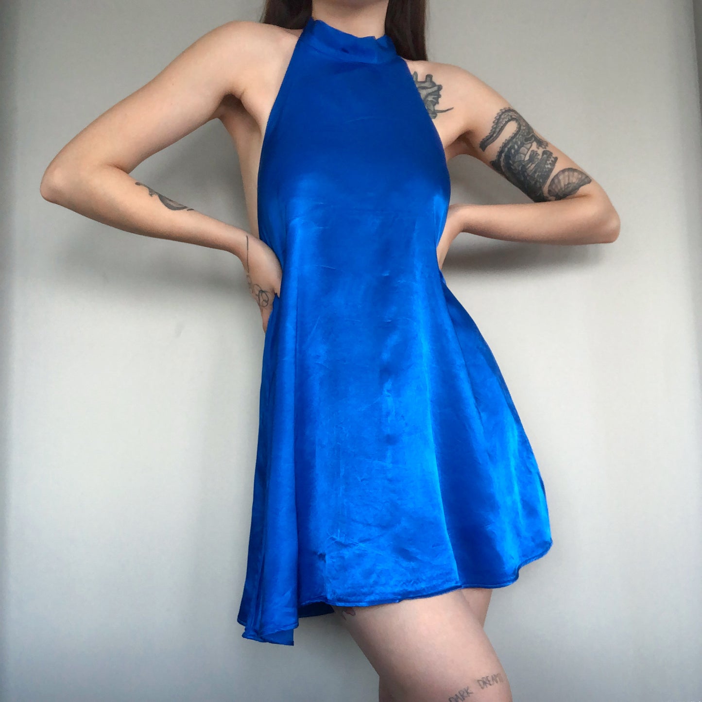 Vestido azul satinado escote