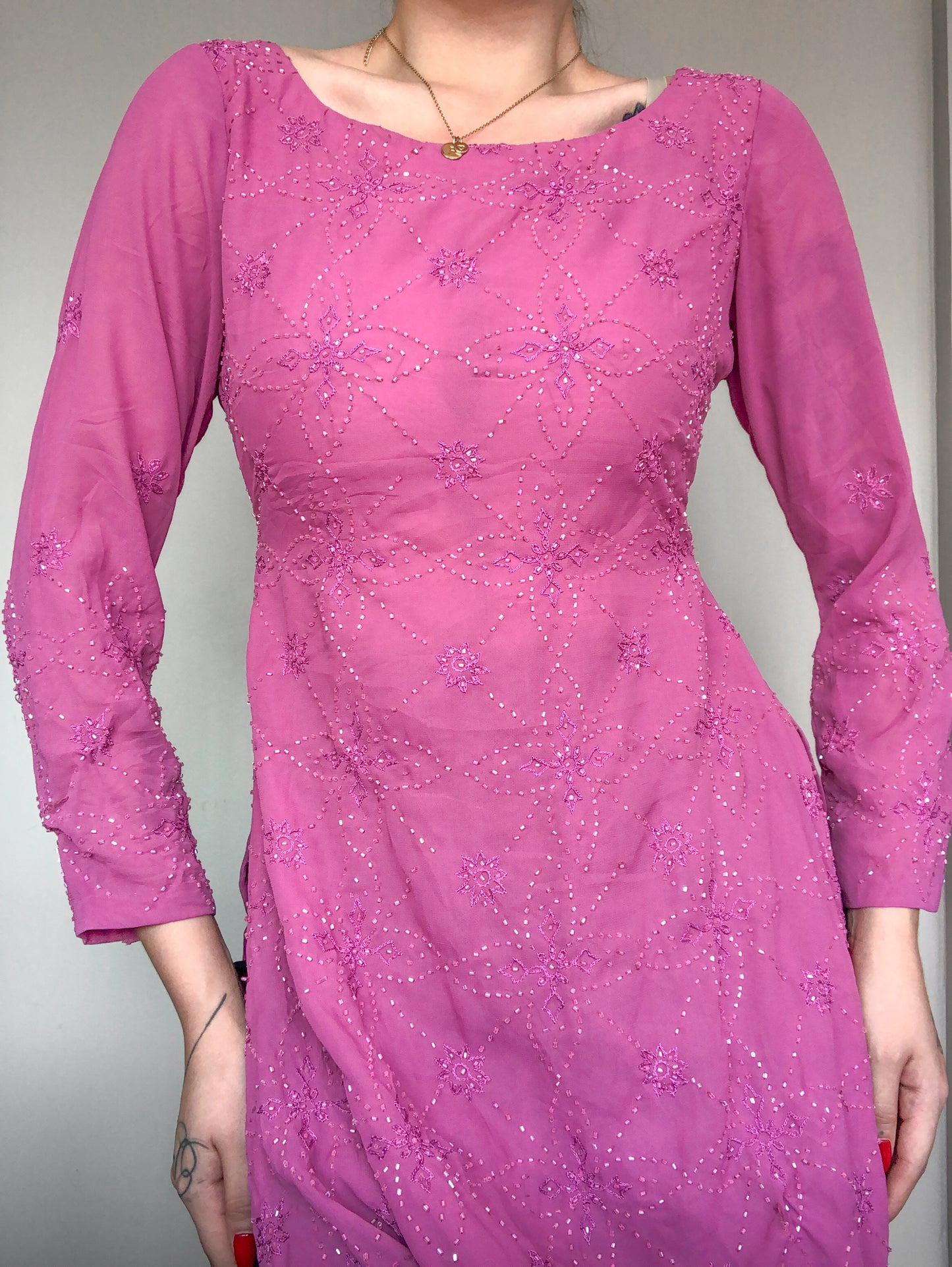 Vestido rosa con canutillo