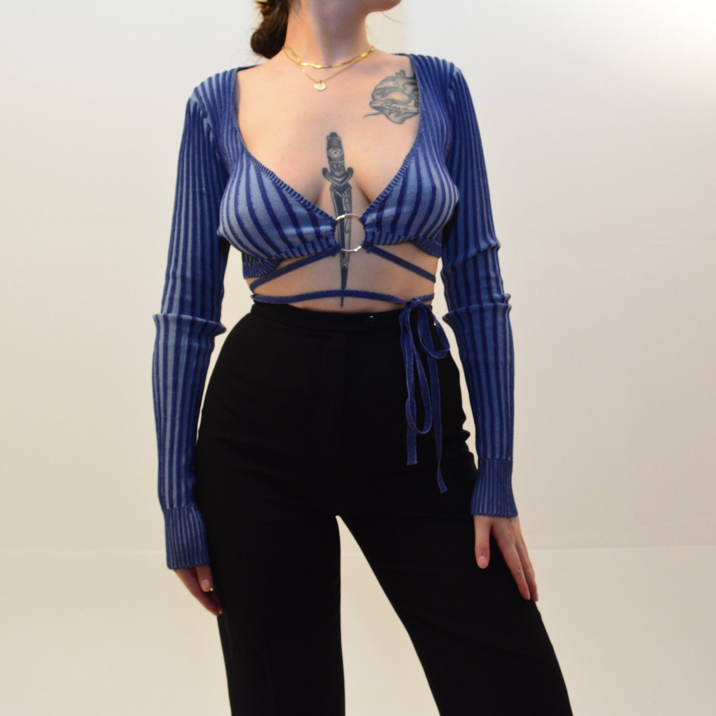 Top azul de manga larga