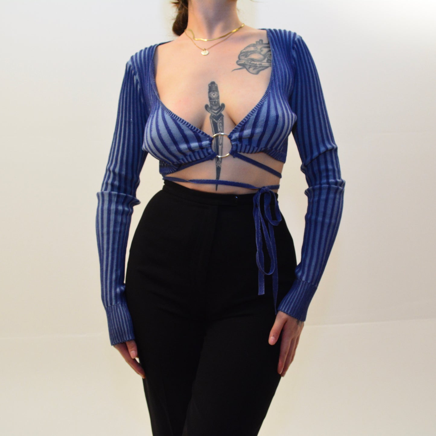 Top azul de manga larga