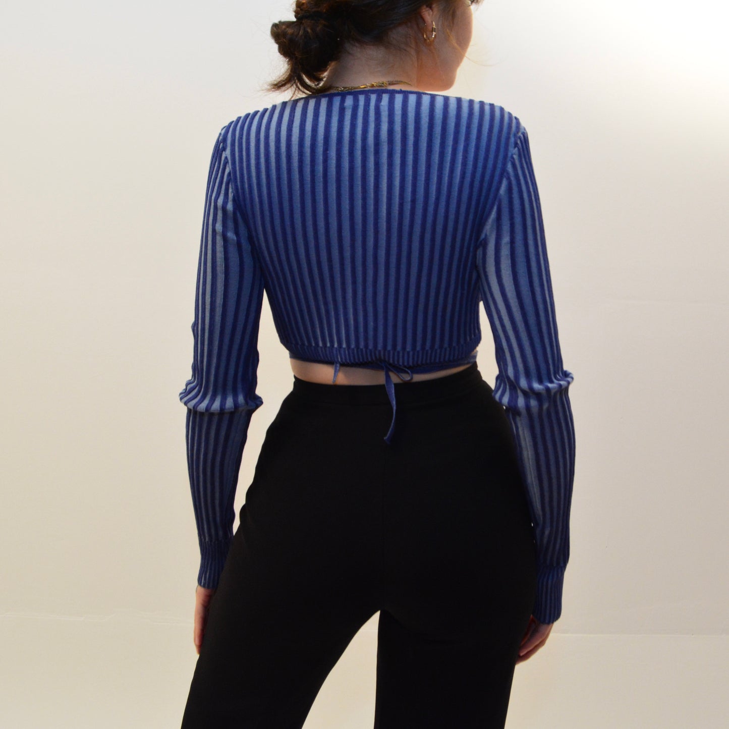 Top azul de manga larga