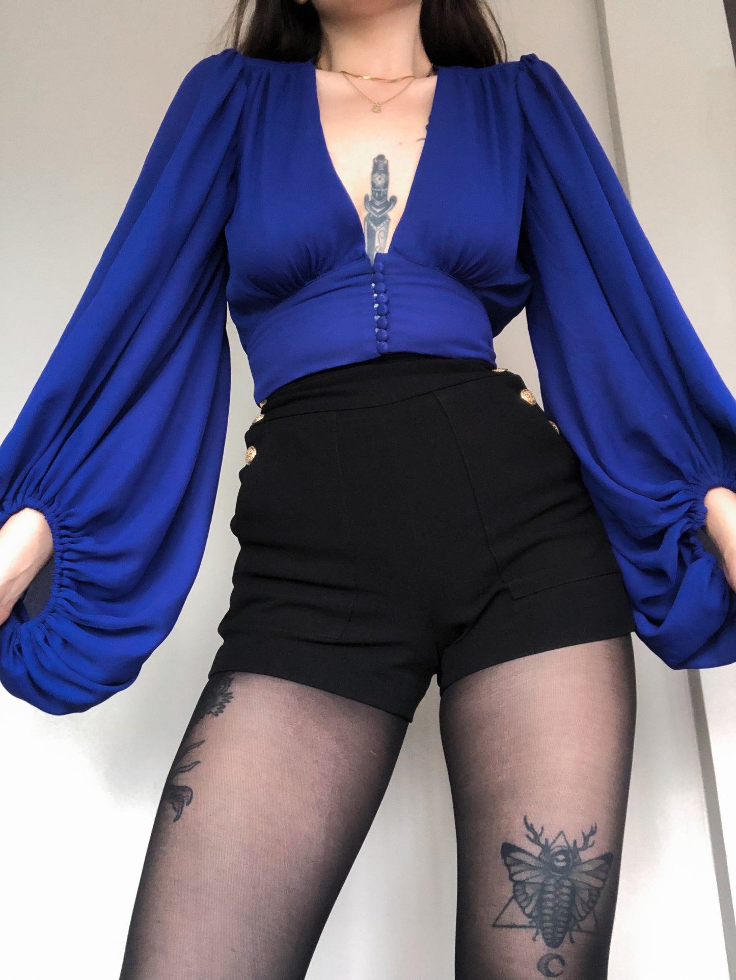Blusa azul con mangas globo