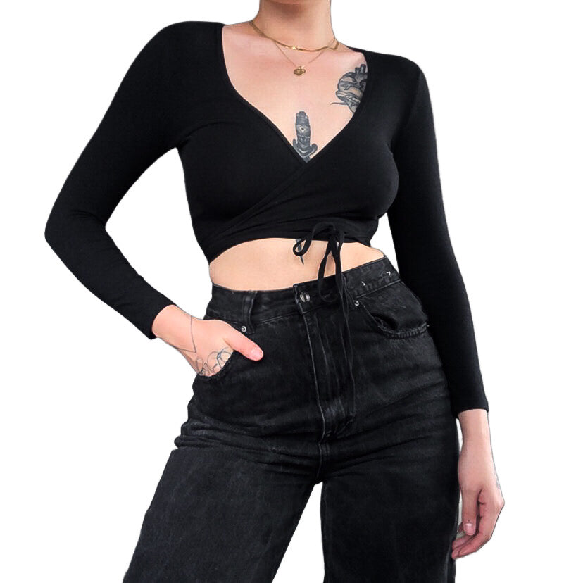 Blusa negra envolvente American Apparel