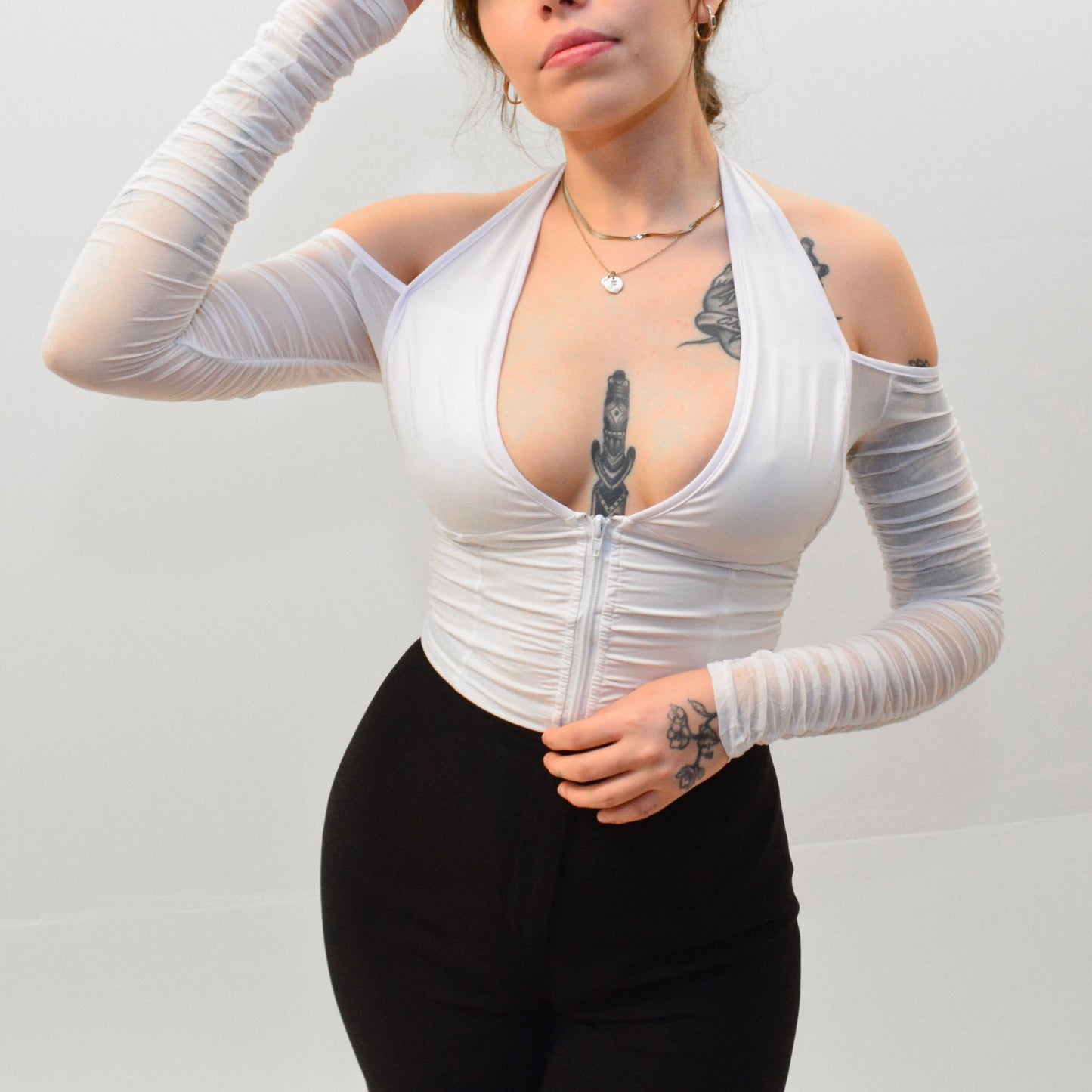 Top blanco con manguitas mesh