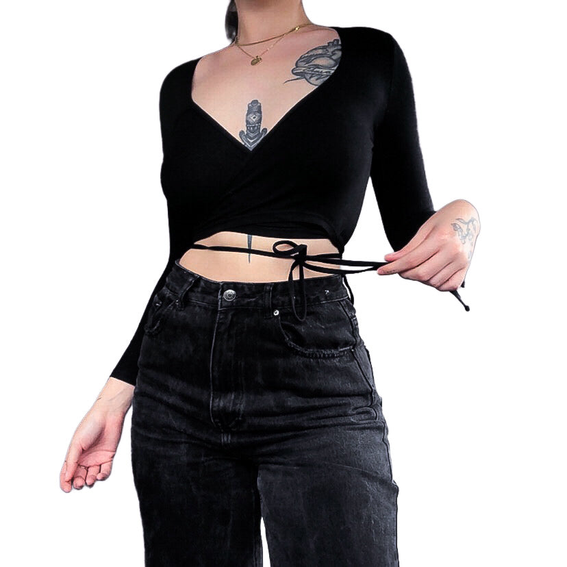 Blusa negra envolvente American Apparel