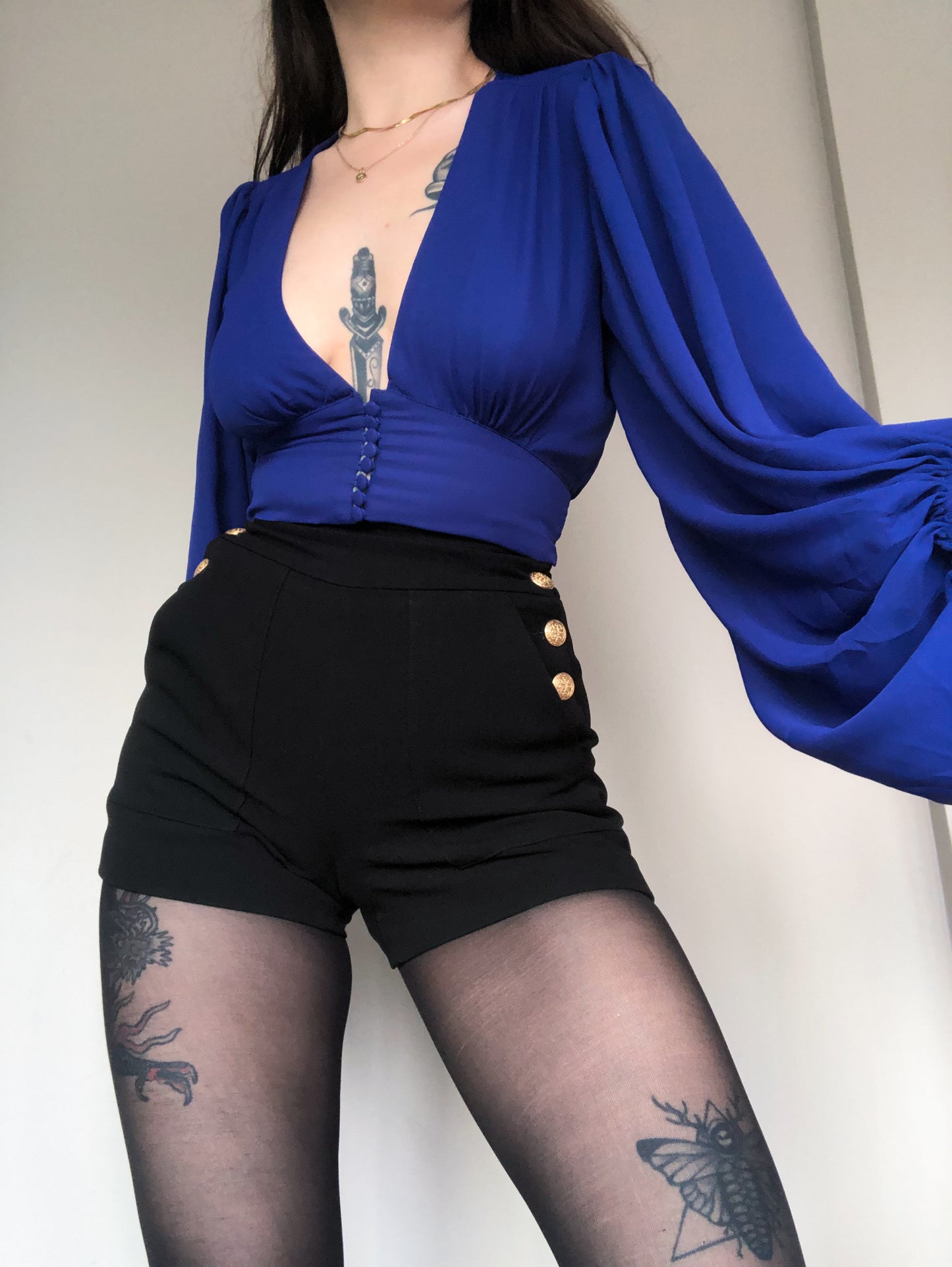 Blusa azul con mangas globo