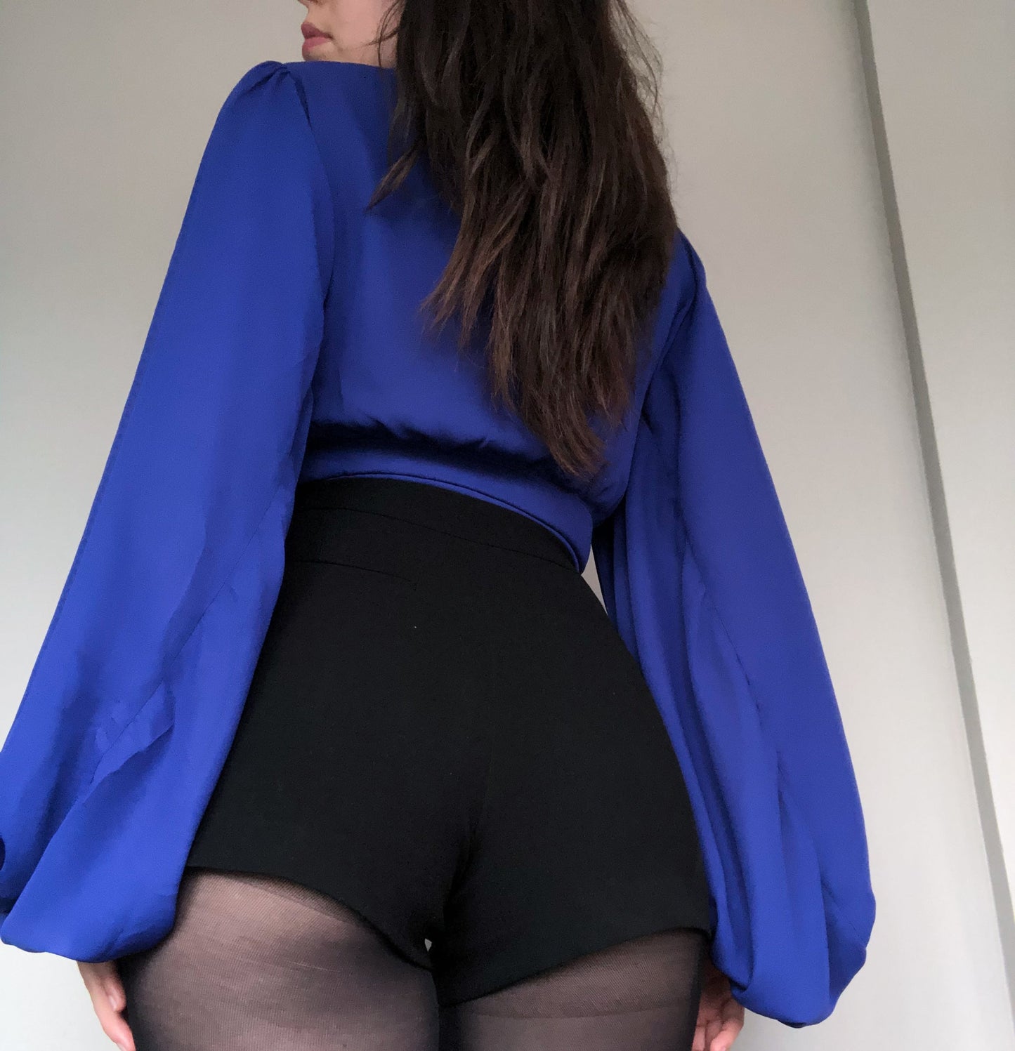 Short negro con botones dorados