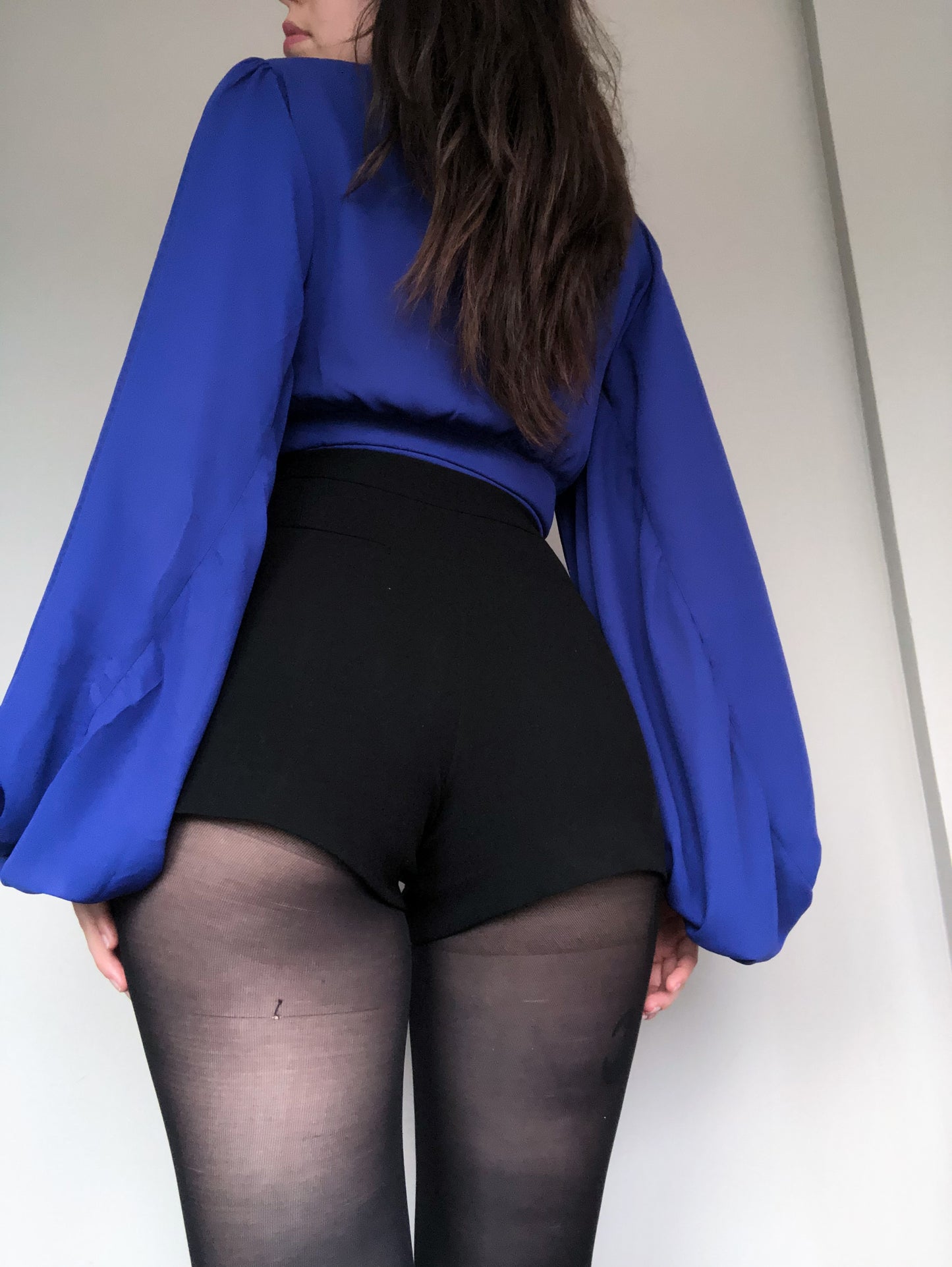 Blusa azul con mangas globo