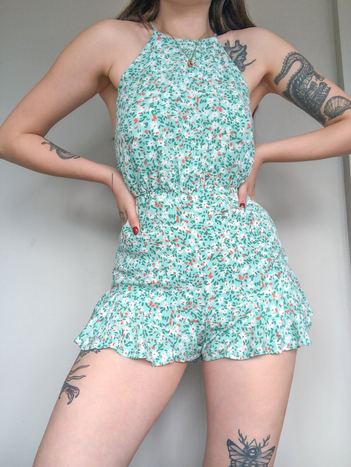 Vestido floral con holanes y escote