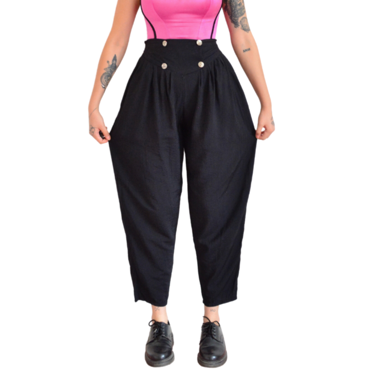 Pantalón negro con botones plateados